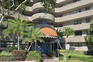 1001 COLONY POINT CIR 305, PEMBROKE PINES, FL