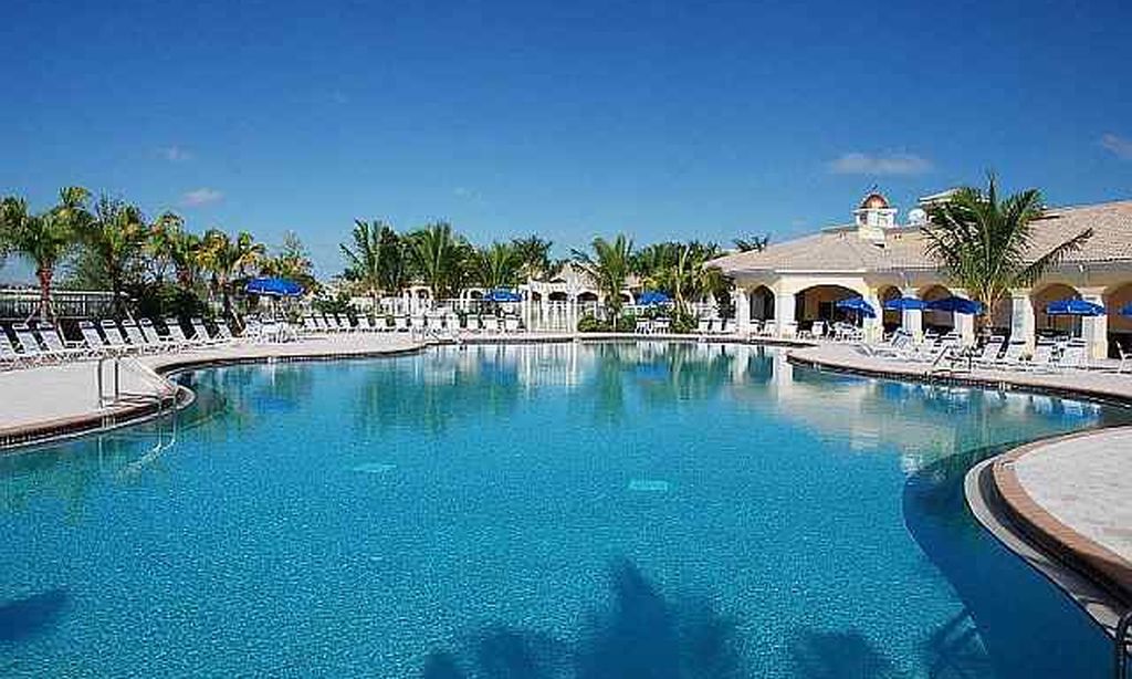 Outdoor Resort-Style Pool