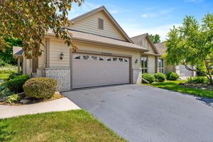 W240 N2340 E PARKWAY MEADOW CIR A, PEWAUKEE, WI