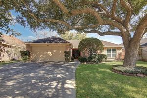 611 E LARKSPUR CIR, PEARLAND, TX