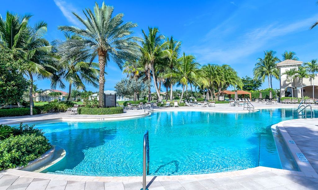 Outdoor Resort-Style Pool