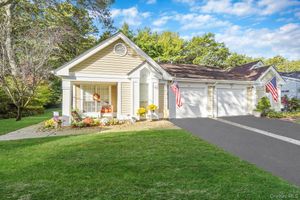 19 VILLANOVA CT, RIDGE, NY