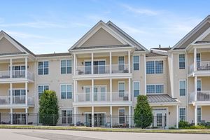 302 CENTER MEADOW LN # 302, DANBURY, CT