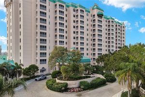 100 GLENVIEW PL 202, NAPLES, FL
