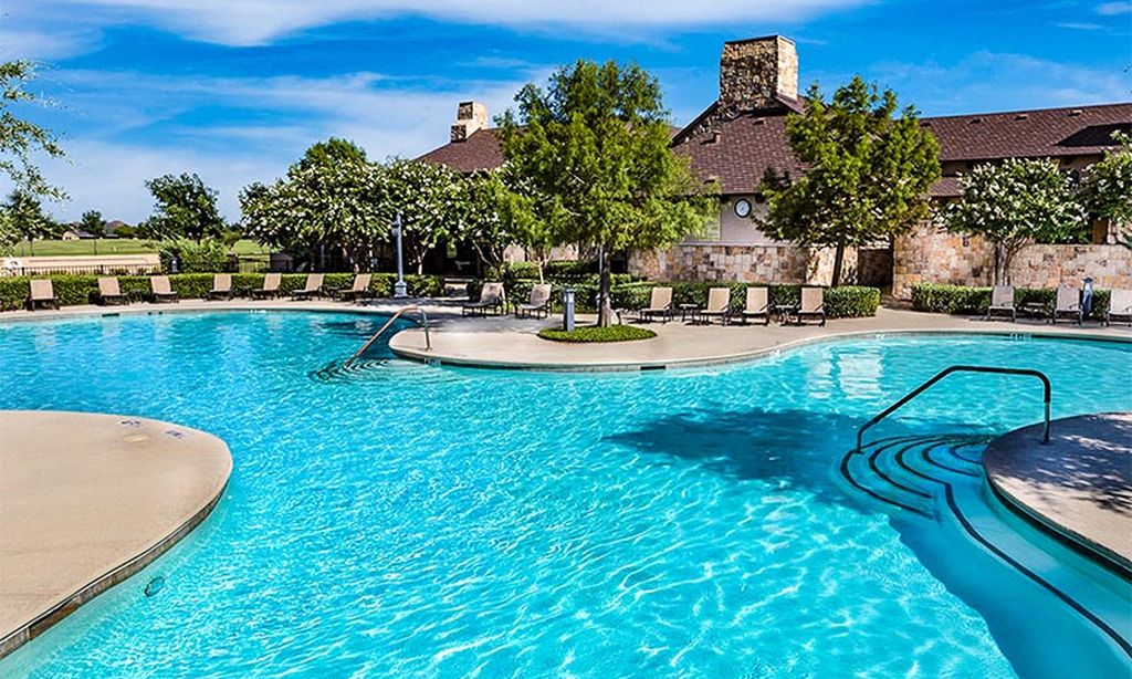 Outdoor Resort-Style Pool