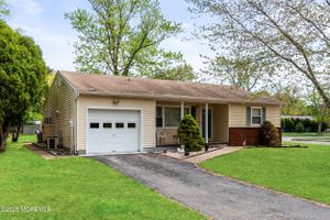 2 STANFORD DR, TOMS RIVER, NJ