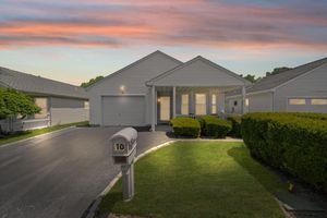 10 ORANGE TREE CT, MANORVILLE, NY
