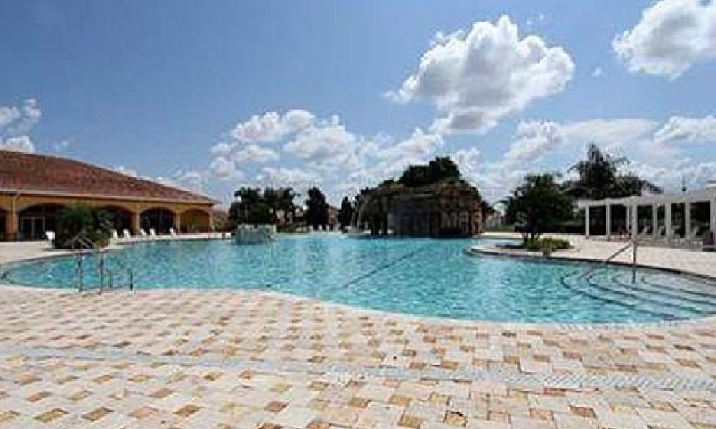 Outdoor Resort-Style Pool