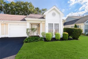 20 AMAGANSETT CT, RIDGE, NY