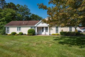 25 DOUGLASTON CT, RIDGE, NY