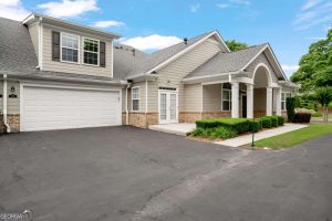 2561 GRAPEVINE CIR # 104, CUMMING, GA