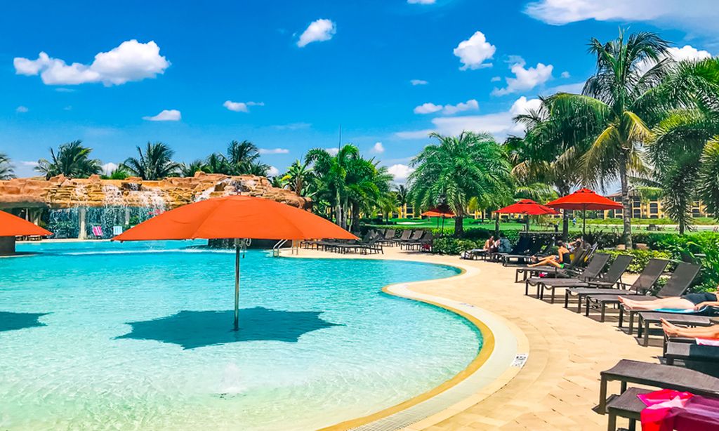 Outdoor Resort-Style Pool