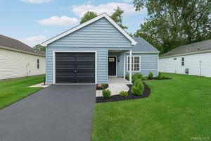 147 EDINBURGH DR, RIDGE, NY
