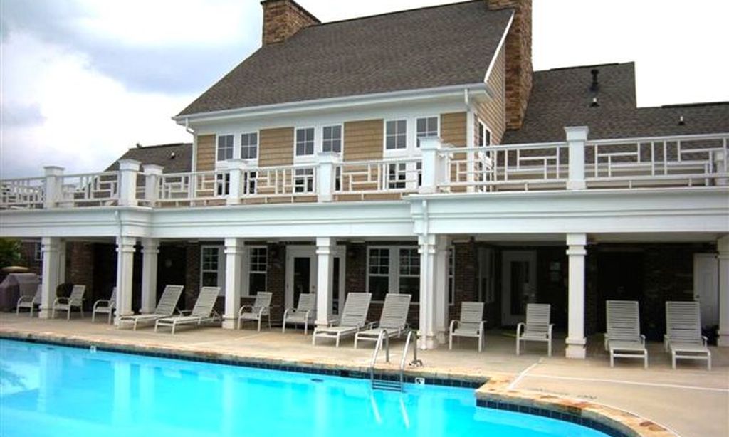 Community Clubhouse & Outdoor Pool