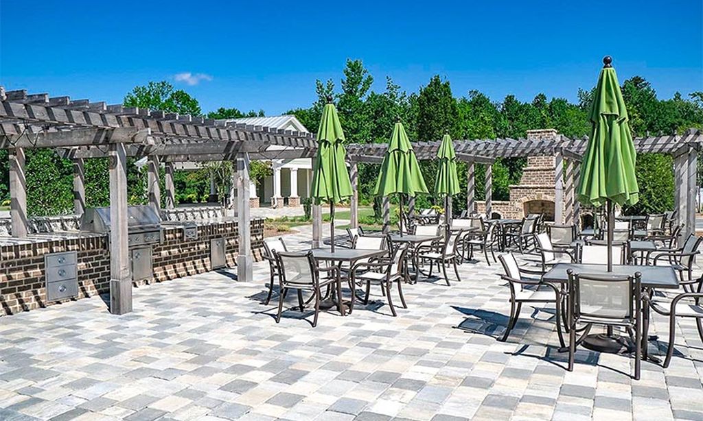 Outdoor Dining & Fireplace