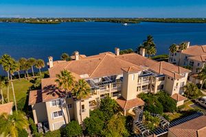 5360 E HARBOR VILLAGE DR 201, VERO BEACH, FL