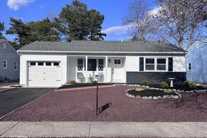 4 ZEELAND DR, TOMS RIVER, NJ