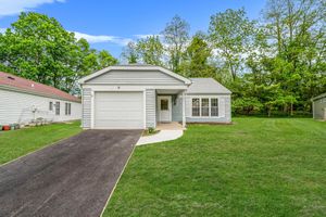 6 LAMONT CT, RIDGE, NY