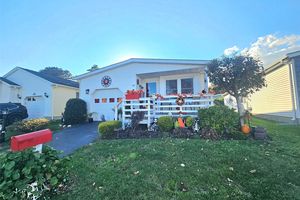 45 DOGWOOD LN, MANORVILLE, NY