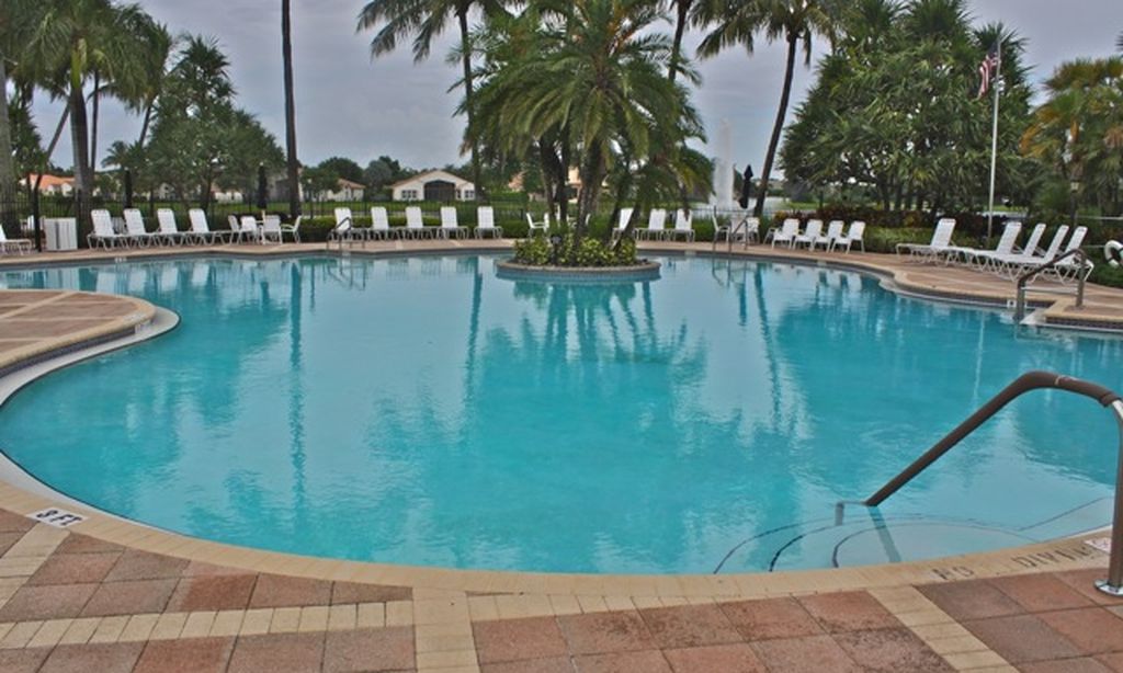 Outdoor Resort-Style Pool