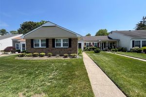 46 FREEDOM LN, CORAM, NY