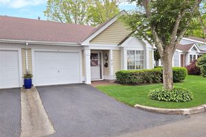 11 CUTCHOGUE CT, RIDGE, NY