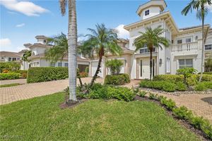 575 AVELLINO ISLES CIR # 201, NAPLES, FL