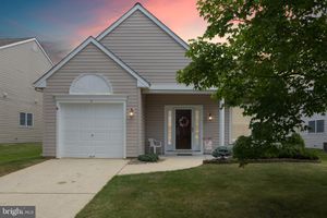 7 COVERED BRIDGE CIR, COLUMBUS, NJ