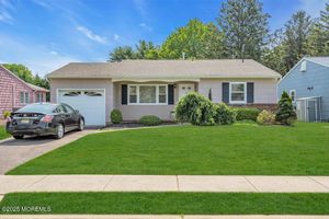 8 BASSET DR, TOMS RIVER, NJ