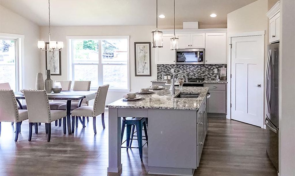 Kitchen & Dining Area
