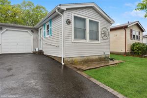 87 VILLAGE CIR, MANORVILLE, NY