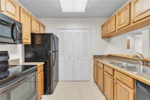 33 PLANTATION DR APT 201, VERO BEACH, FL