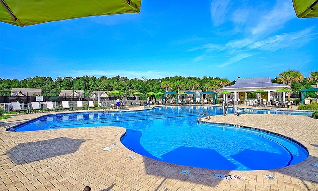 Outdoor Resort-Style Pool