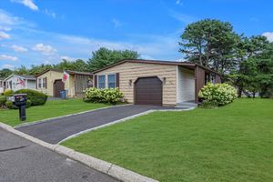 96 VILLAGE CIR, MANORVILLE, NY