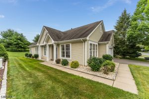 6 KENSINGTON CIR, BELVIDERE, NJ