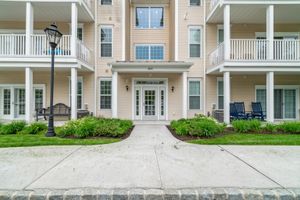 802 CENTER MEADOW LN # 802, DANBURY, CT