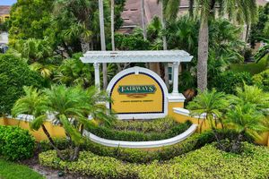 5080 FAIRWAYS CIR APT 102, VERO BEACH, FL