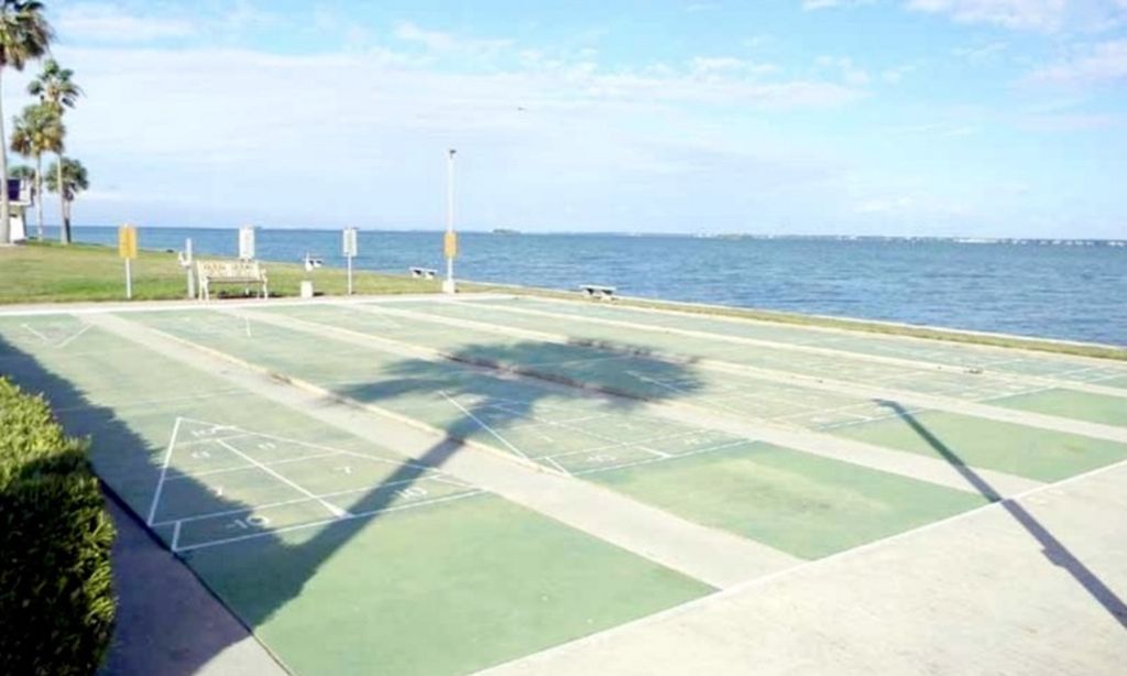 5 Shuffleboard Courts