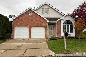 2 LONDON DR, MONROE, NJ