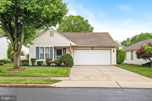 9 FERNWOOD CT, COLUMBUS, NJ