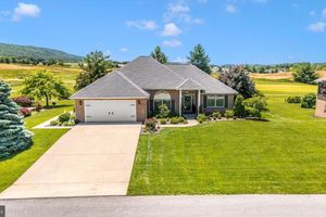 6796 SAINT ANNES DR, FAYETTEVILLE, PA