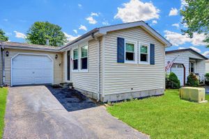164 VILLAGE CIR, MANORVILLE, NY