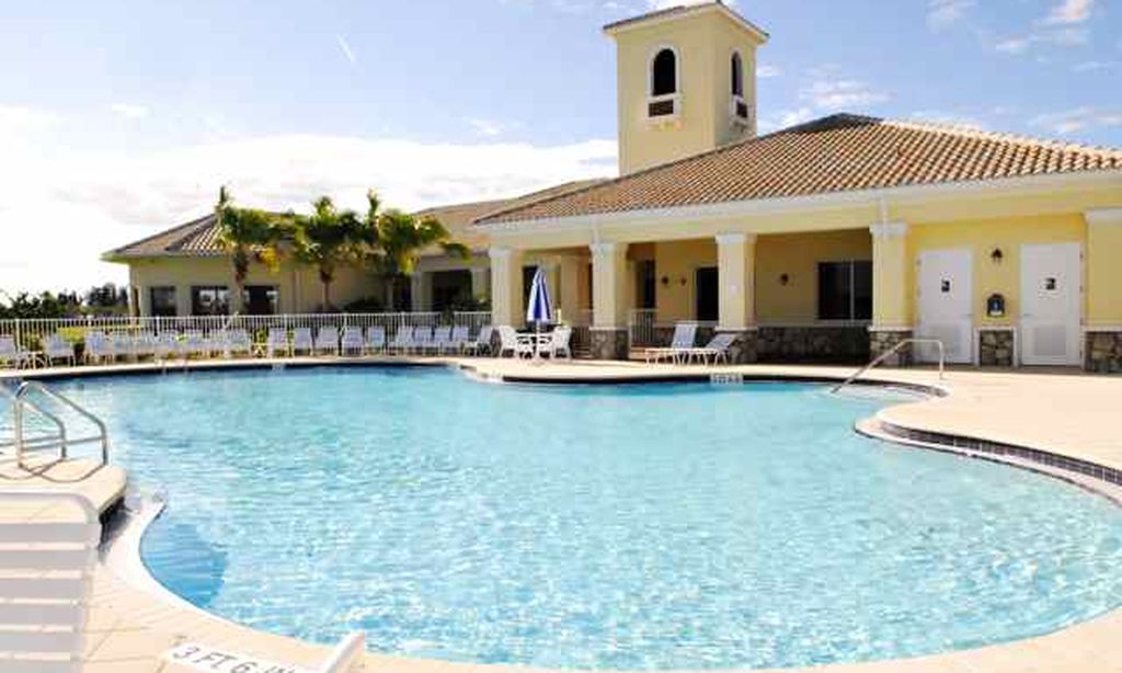 Outdoor Resort-Style Pool