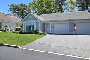 6 BROOKVILLE CT, RIDGE, NY