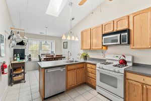2 WINDMILL CT, COLUMBUS, NJ