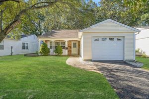 187 EDINBURGH DR, RIDGE, NY
