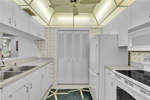 25 PLANTATION DR APT 203, VERO BEACH, FL