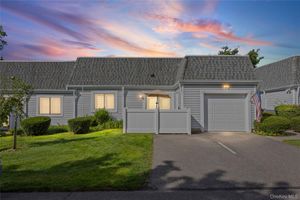 204 BENTLEY CT 204, SMITHTOWN, NY