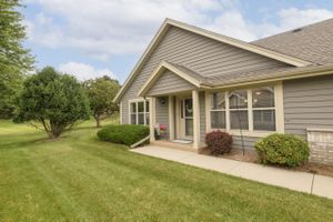 N24W24000 BRANDON OAKS DR A, PEWAUKEE, WI