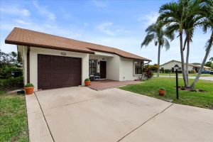 6079 LAKEMONT CIR, GREENACRES, FL